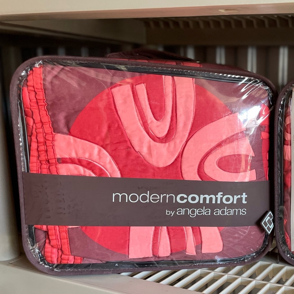 Twin size Sand Dollar Quilt design in red, salmon and maroon color
